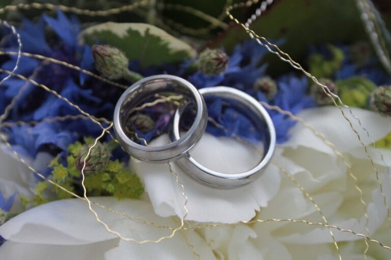 Pierścionki z ametystem – harmonia i elegancja
