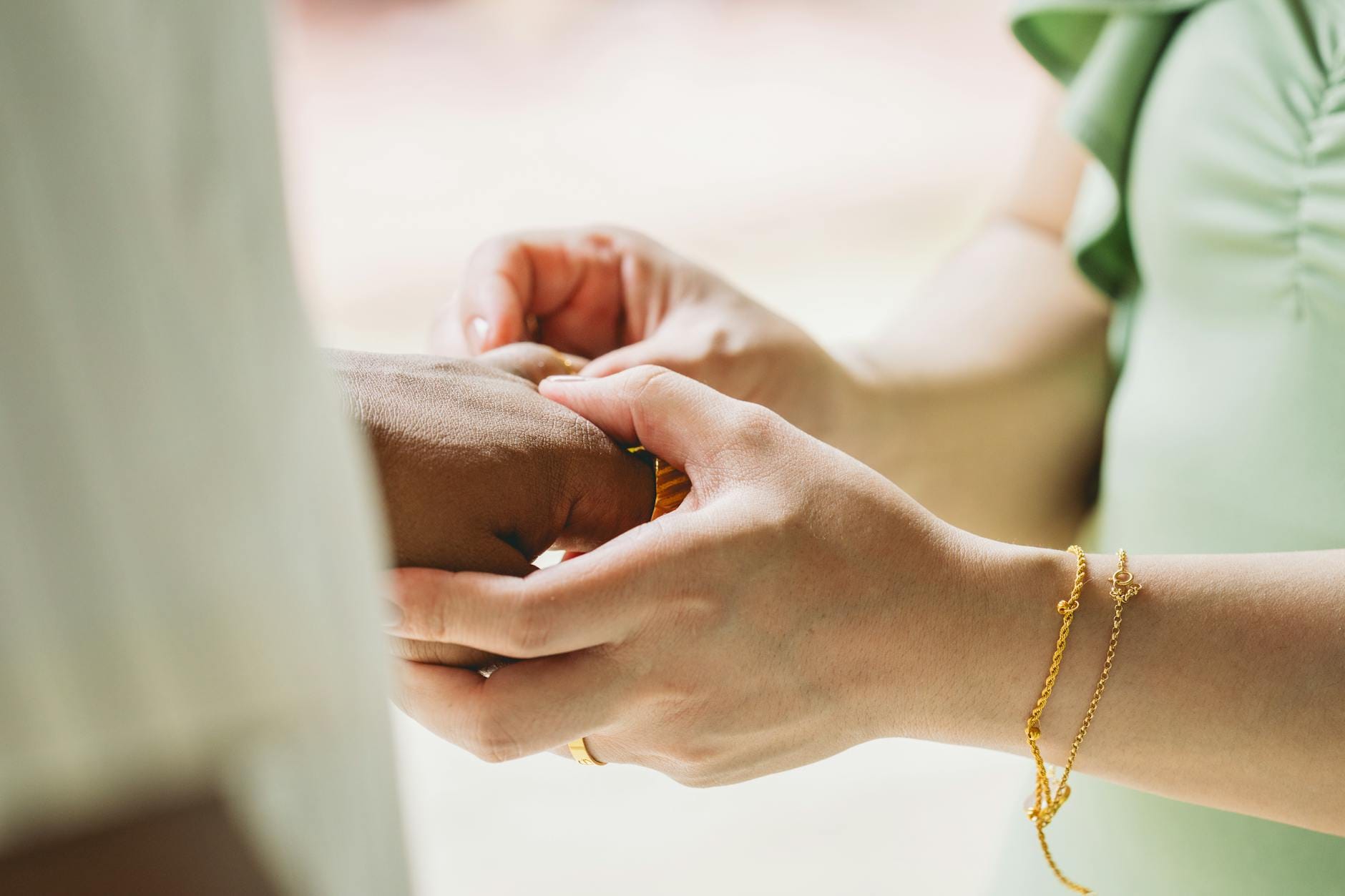 Para podczas zakładania sobie obrączek na palce dłoni