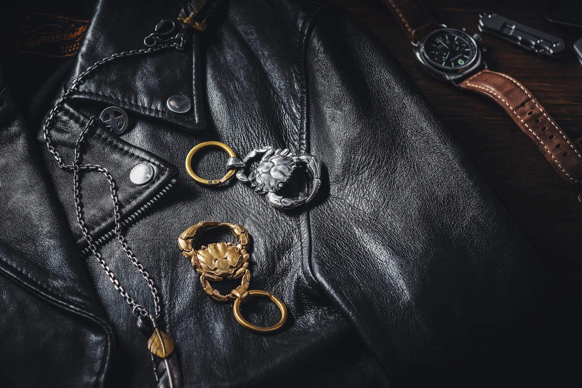 Skórzana kurtka z metalowymi brelokami w kształcie kraba