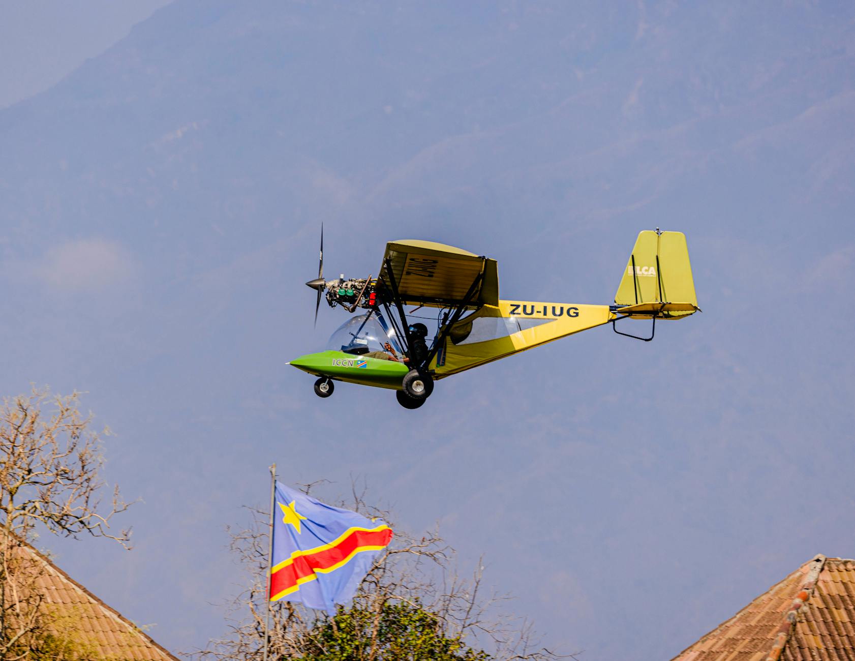 Ultralekki samolot w locie nad malowniczym krajobrazem Afryki