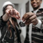 Zbliżenie pary trzymającej klucze do nowego domu z brelokiem