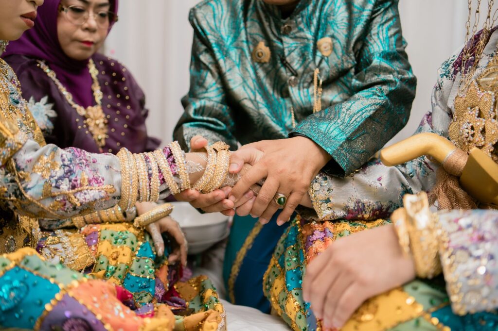 Tradycyjna ceremonia ślubna w Kendari w barwnych strojach ceremonialnych