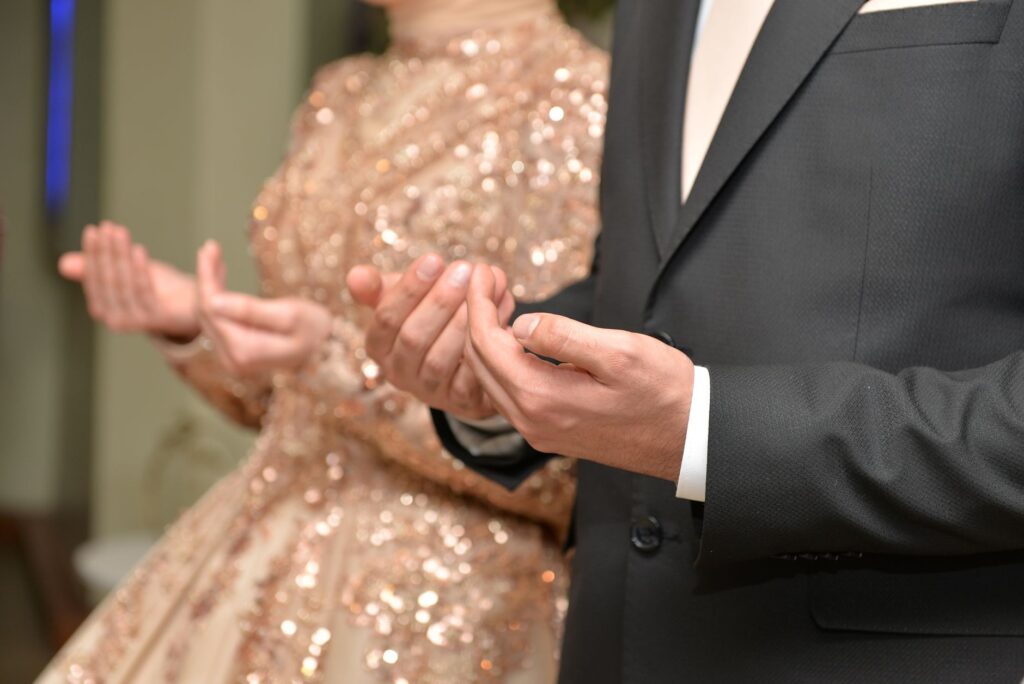 Zbliżenie na dłonie elegancko ubranej pary podczas uroczystości